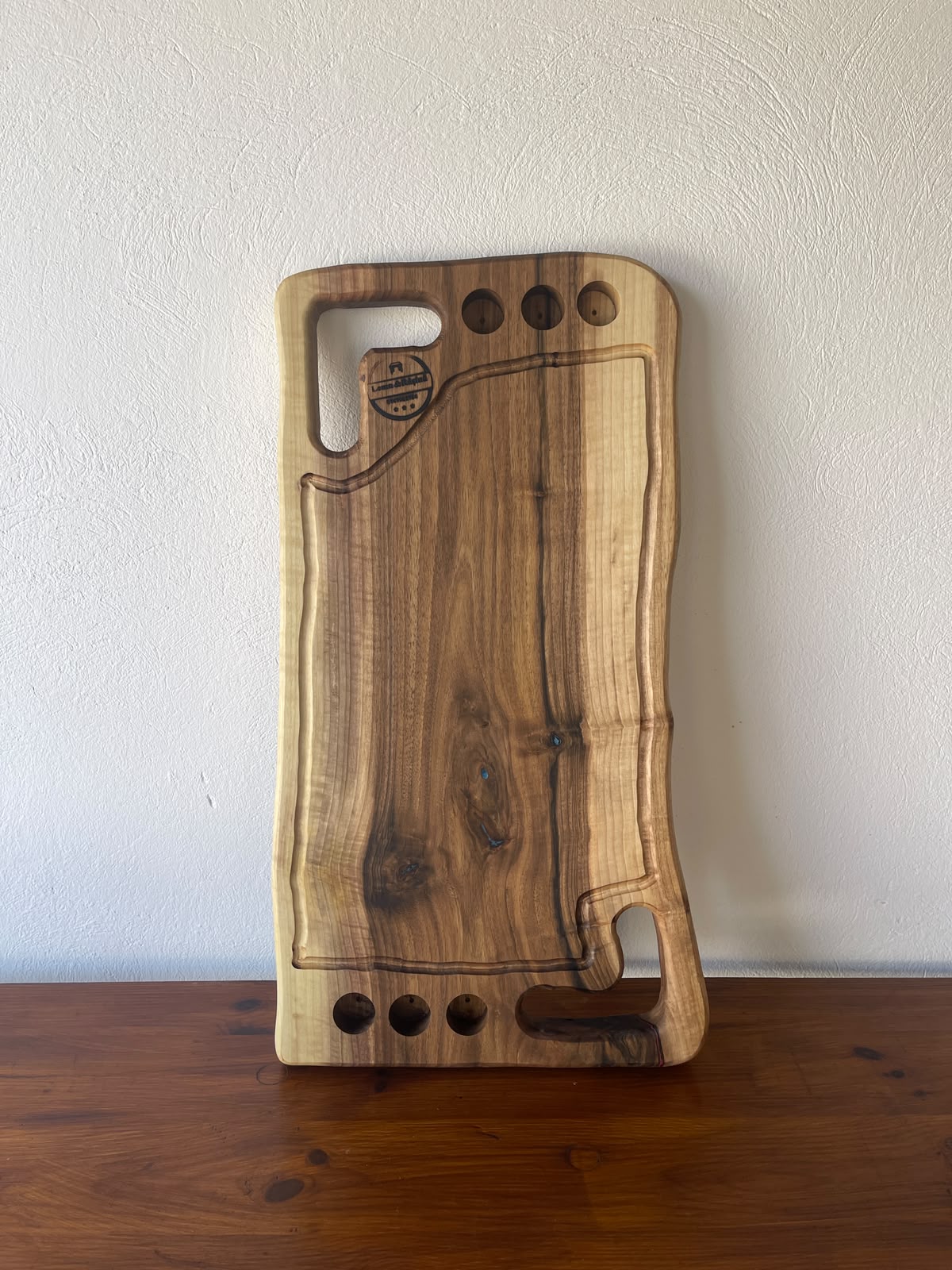 Tocător din Nuc cu Suport Shot-uri și Rășină Albastră – 66x33x3,5 cm