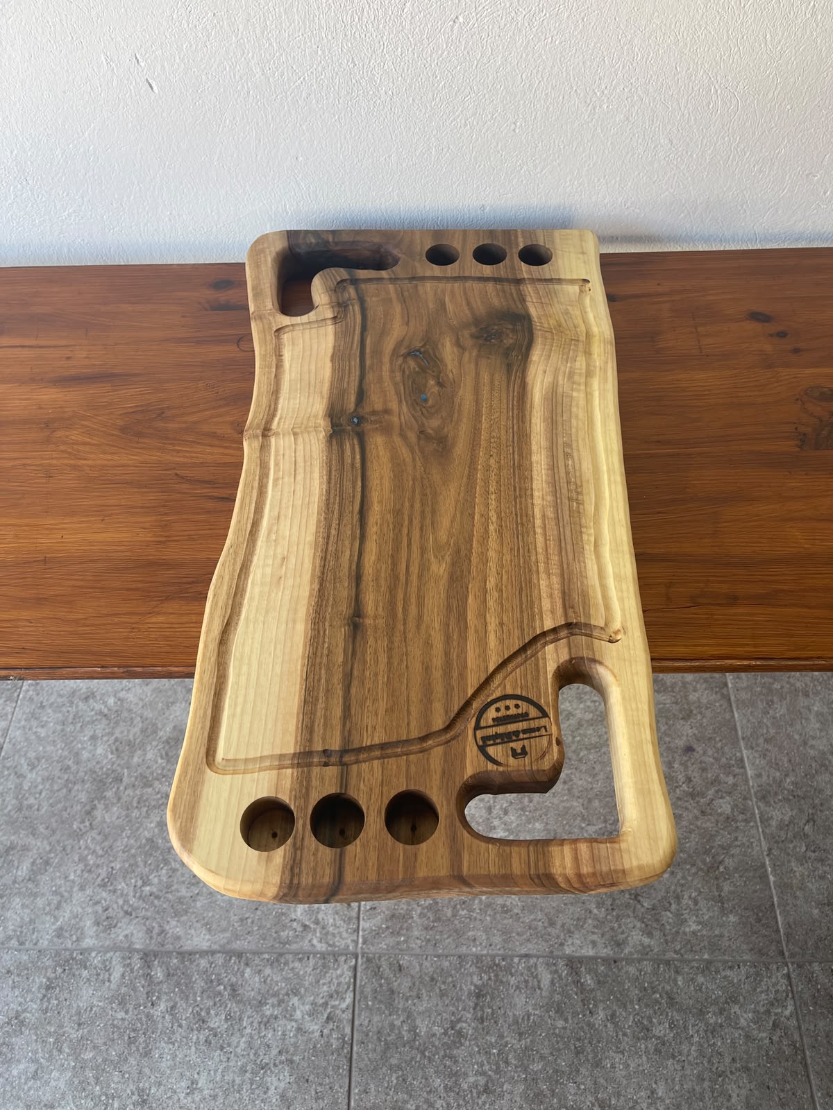 Tocător din Nuc cu Suport Shot-uri și Rășină Albastră – 66x33x3,5 cm - imagine 4