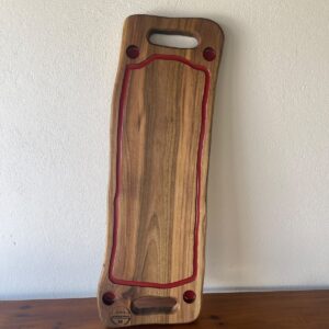 Platou Servire din Nuc cu Rășină Roșie și Shot-uri – 78x26x3,5 cm