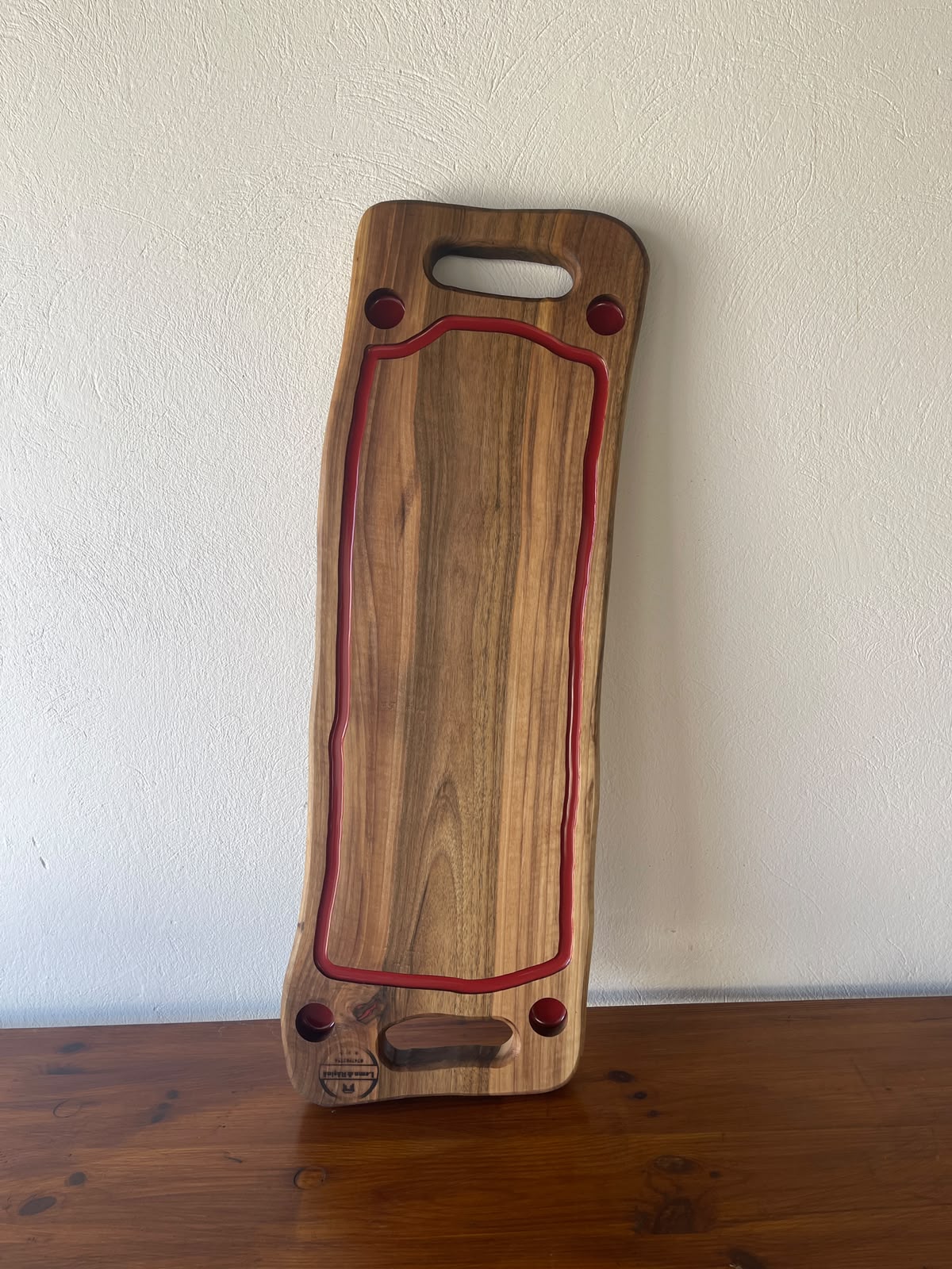 Platou Servire din Nuc cu Rășină Roșie și Shot-uri – 78x26x3,5 cm
