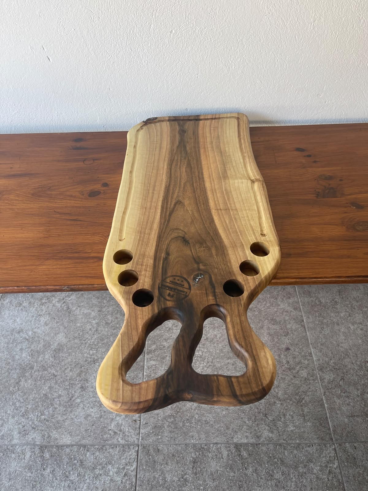 Platou Servire din Nuc cu Shot-uri și Rășină Albă & Albastră – 70x30x3,5 cm - imagine 2