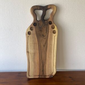 Platou Servire din Nuc cu Shot-uri și Rășină Albă & Albastră – 70x30x3,5 cm