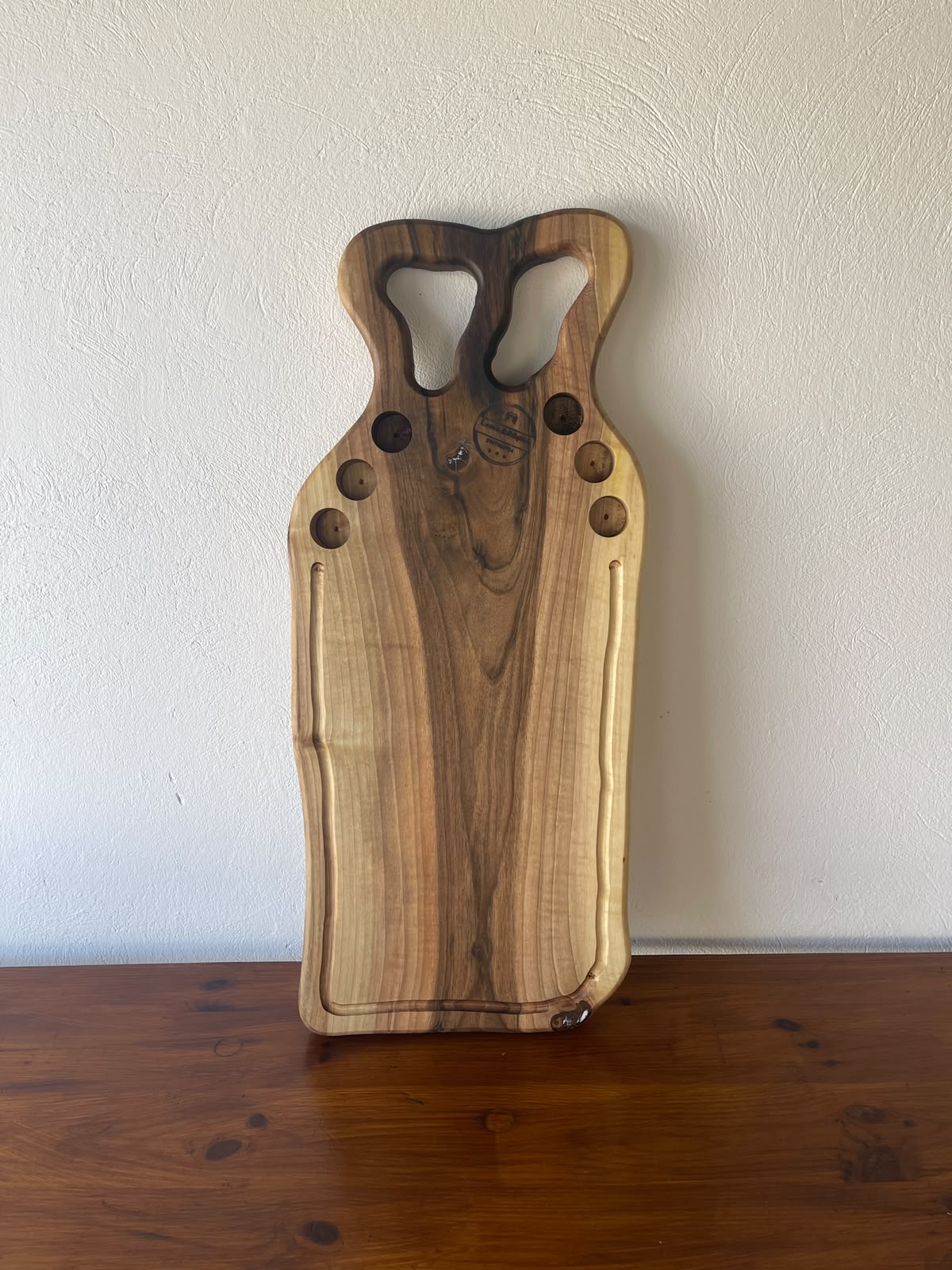 Platou Servire din Nuc cu Shot-uri și Rășină Albă & Albastră – 70x30x3,5 cm