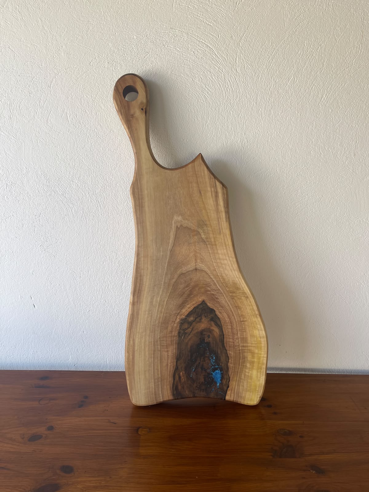 Tocător din Nuc cu Shot-uri și Rășină Albă & Albastră – 73x29x3,5 cm - imagine 2
