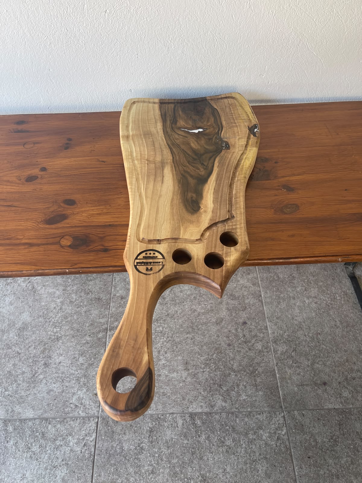 Tocător din Nuc cu Shot-uri și Rășină Albă & Albastră – 73x29x3,5 cm - imagine 3