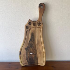 Tocător din Nuc cu Shot-uri și Rășină Albă & Albastră – 73x29x3,5 cm