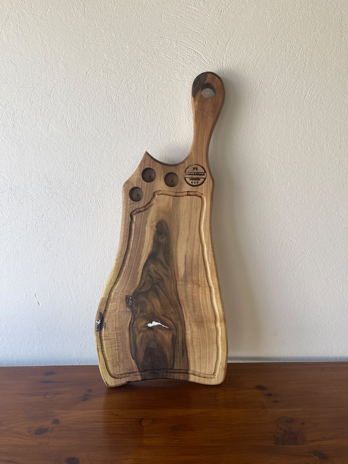 Tocător din Nuc cu Shot-uri și Rășină Albă & Albastră – 73x29x3,5 cm