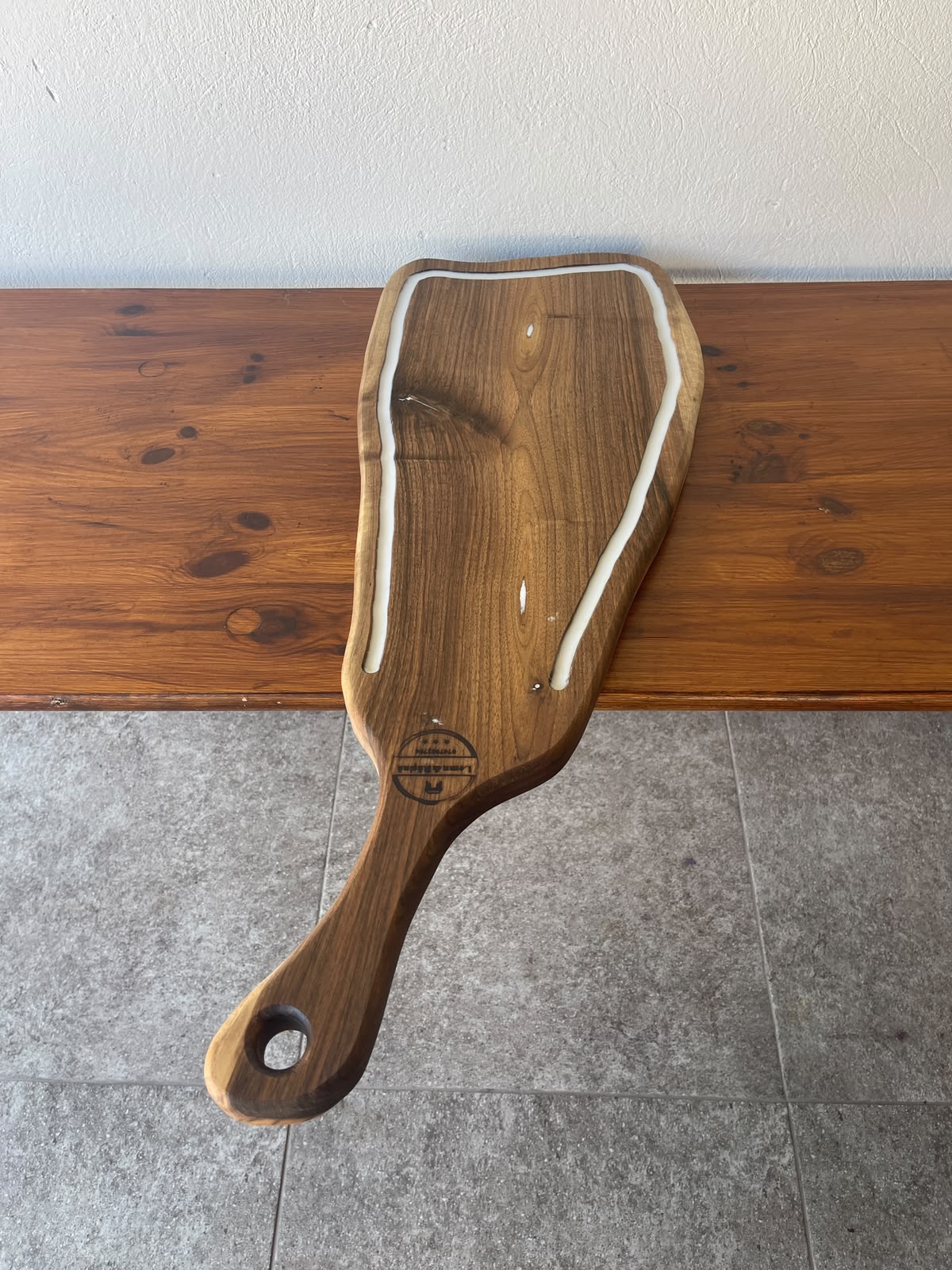 Tocător din Nuc cu Canal de Scurgere și Rășină Albă – 76x29x3 cm - imagine 3