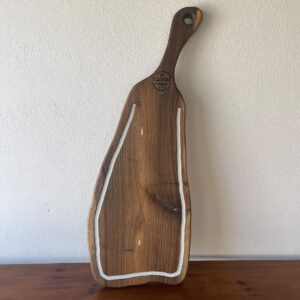 Tocător din Nuc cu Canal de Scurgere și Rășină Albă – 76x29x3 cm