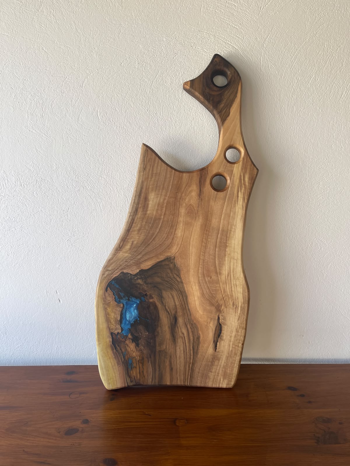 Tocător din Nuc cu Shot-uri, Rășină Albastră și Design Unicat – 77x35x3,5 cm - imagine 2