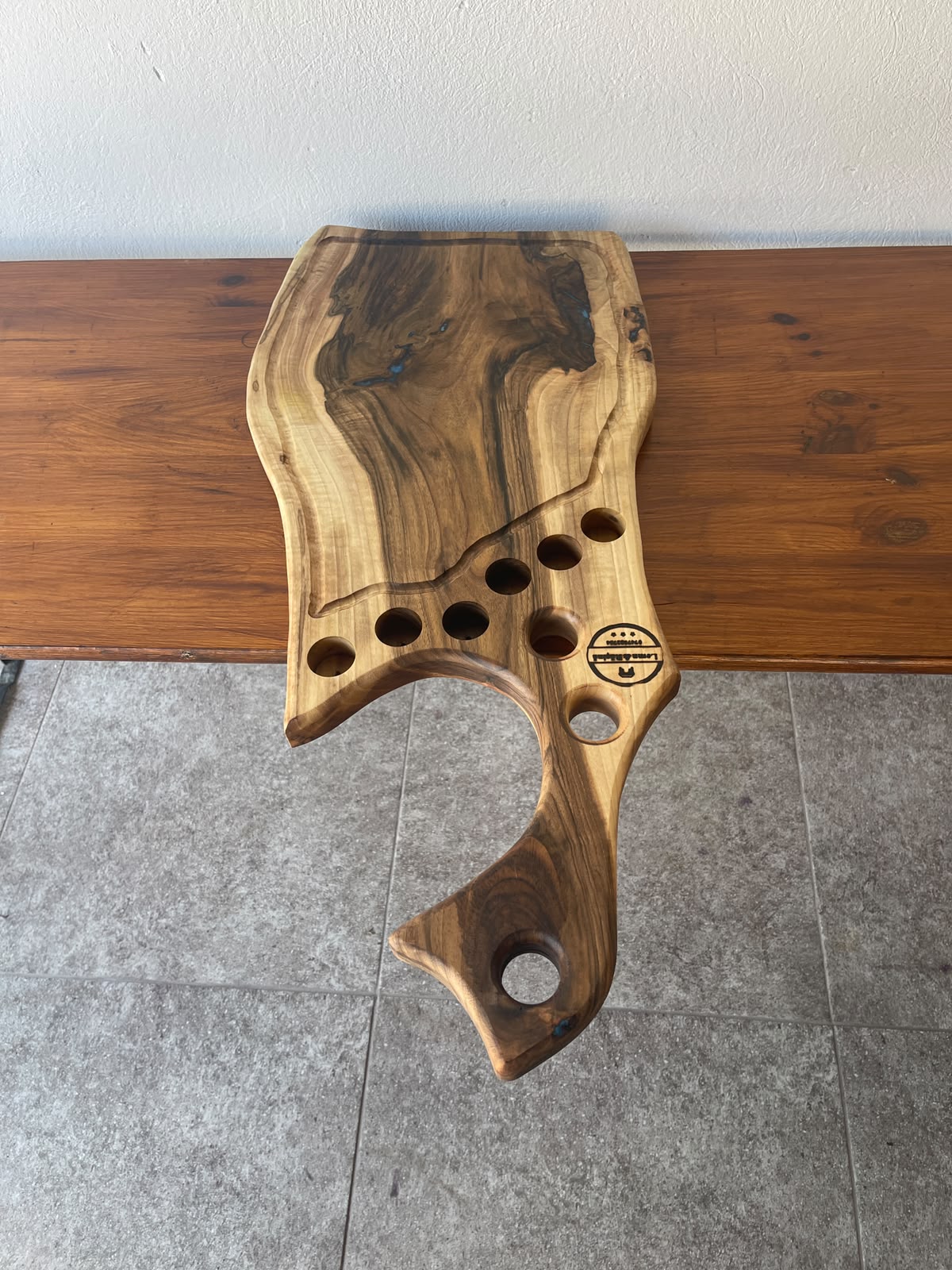 Tocător din Nuc cu Shot-uri, Rășină Albastră și Design Unicat – 77x35x3,5 cm - imagine 3
