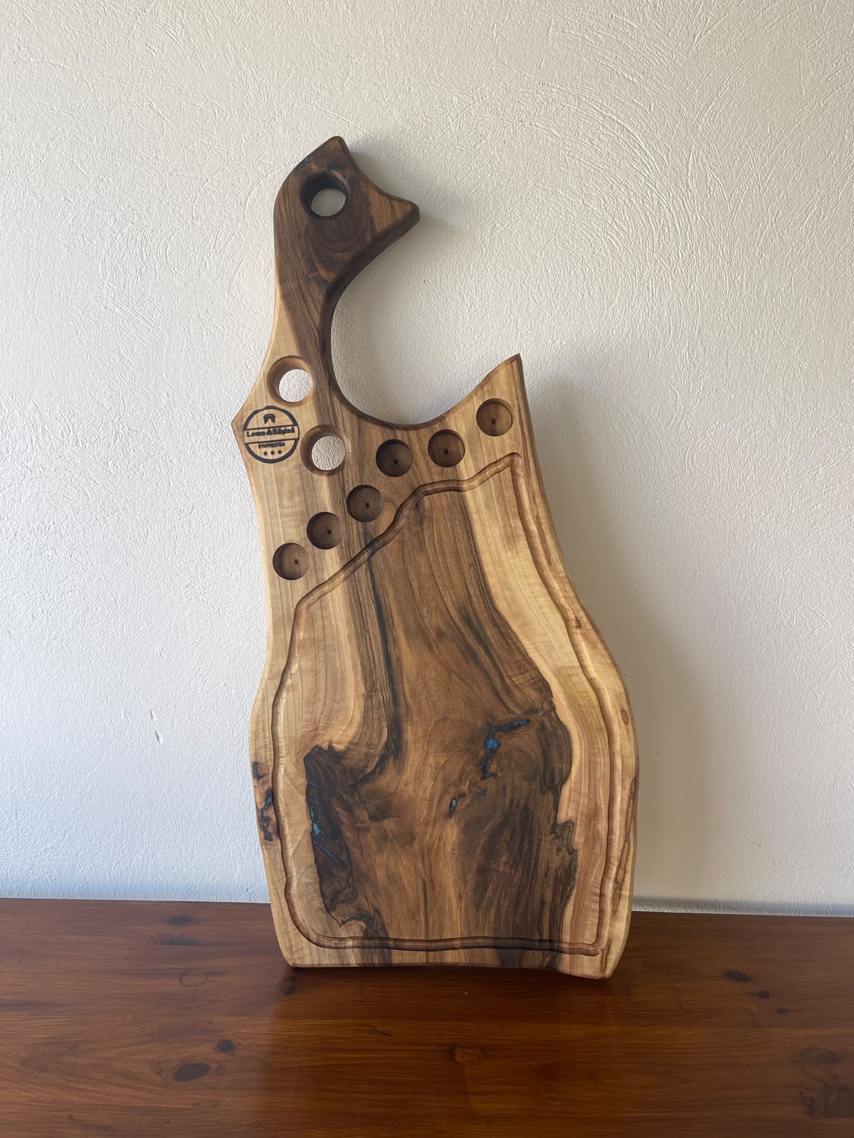 Tocător din Nuc cu Shot-uri, Rășină Albastră și Design Unicat – 77x35x3,5 cm - imagine 4