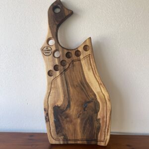 Tocător din Nuc cu Shot-uri, Rășină Albastră și Design Unicat – 77x35x3,5 cm