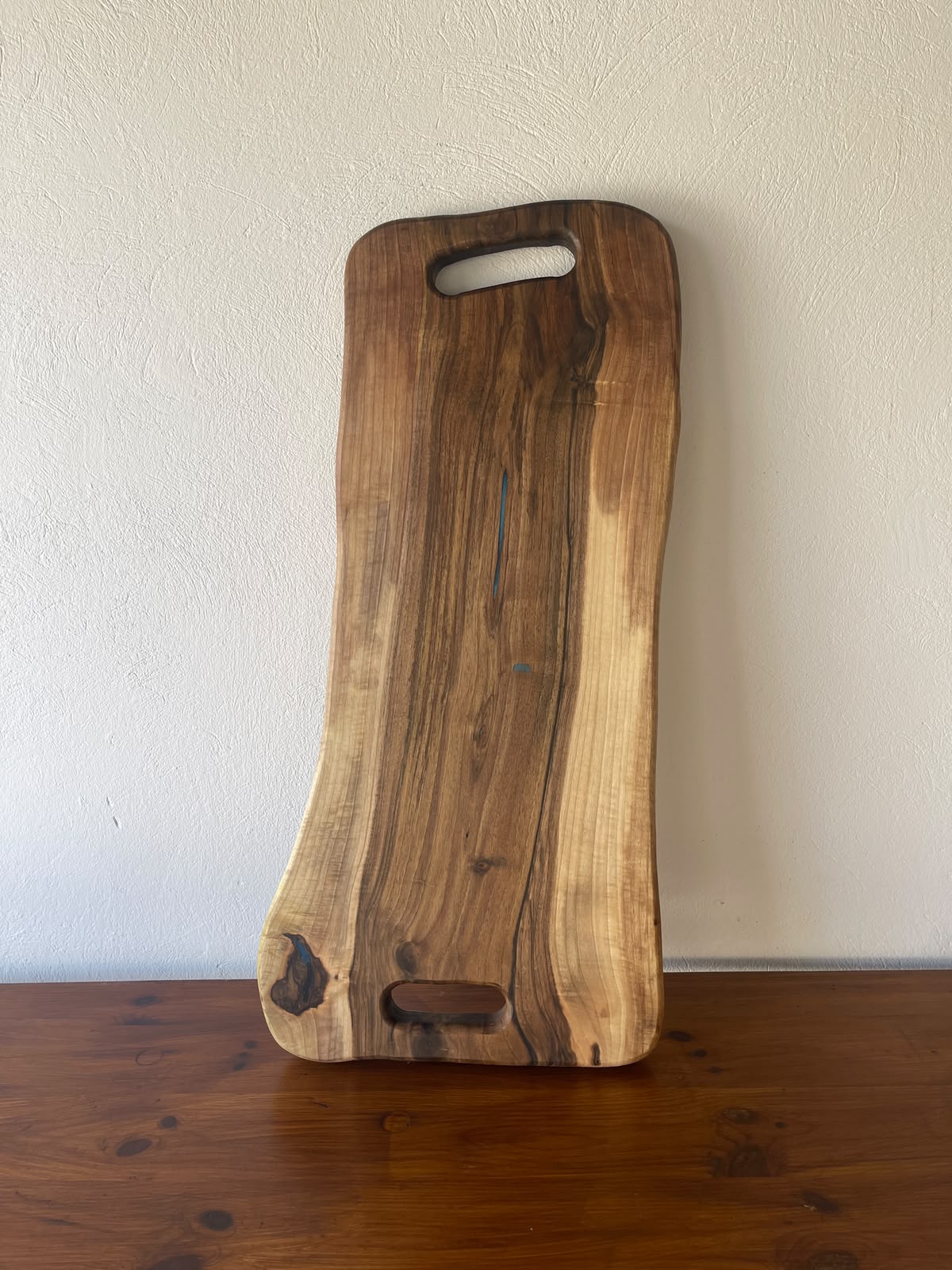 Platou Servire din Nuc cu Shot-uri și Rășină Albastră – 78x30x3,5 cm - imagine 2