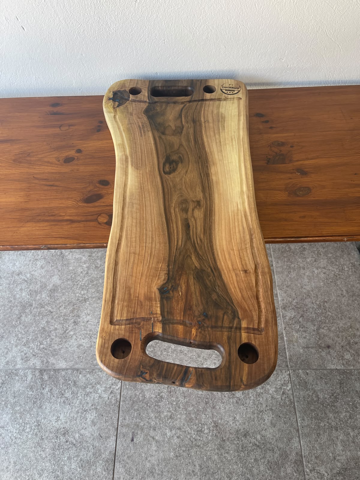 Platou Servire din Nuc cu Shot-uri și Rășină Albastră – 78x30x3,5 cm - imagine 3