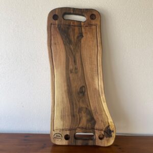 Platou Servire din Nuc cu Shot-uri și Rășină Albastră – 78x30x3,5 cm