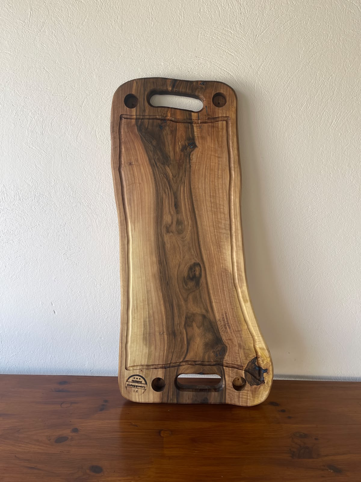 Platou Servire din Nuc cu Shot-uri și Rășină Albastră – 78x30x3,5 cm
