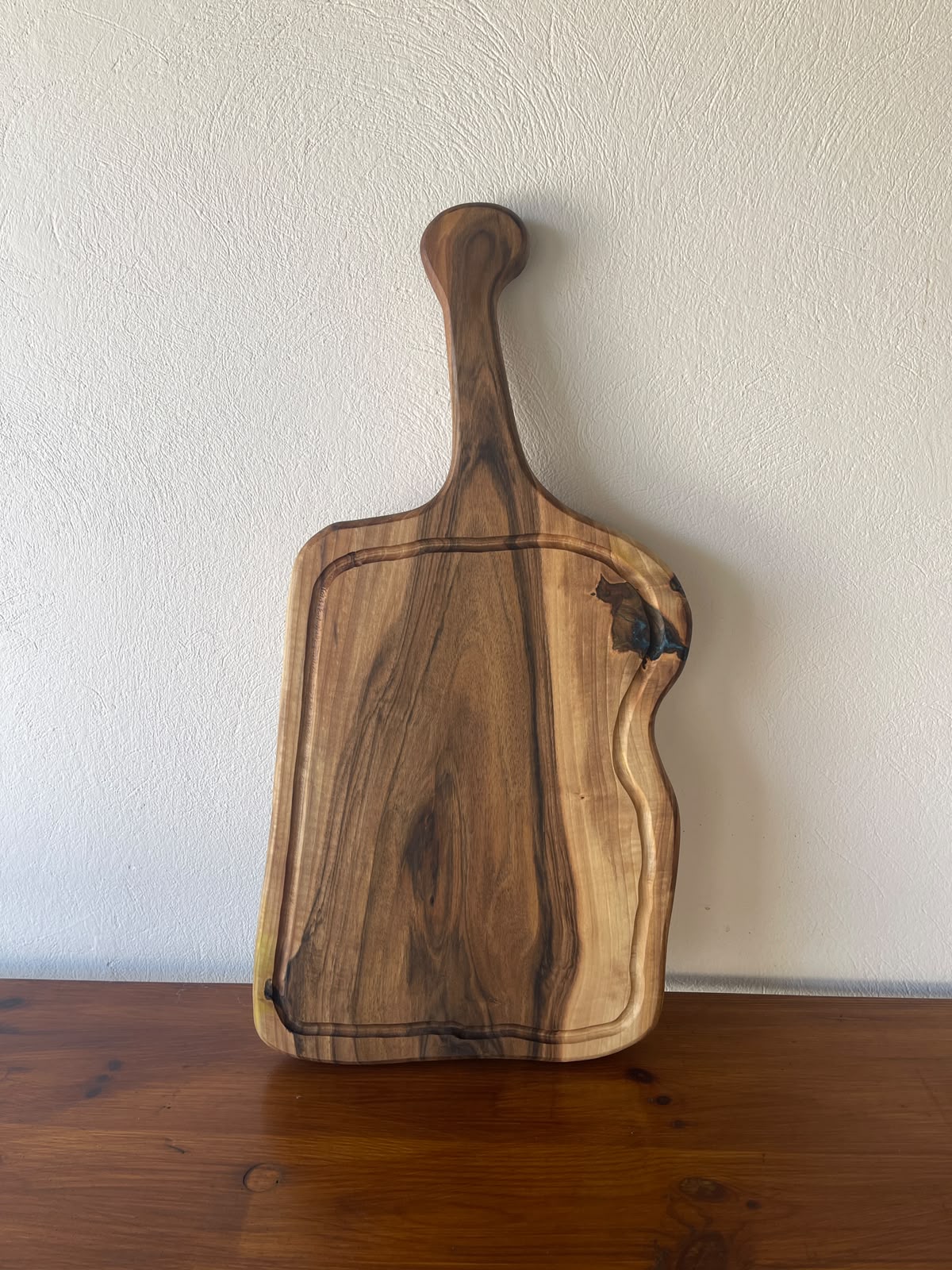 Tocător din Nuc cu Rășină Albastră și Albă – 65x31x3,5 cm - imagine 2