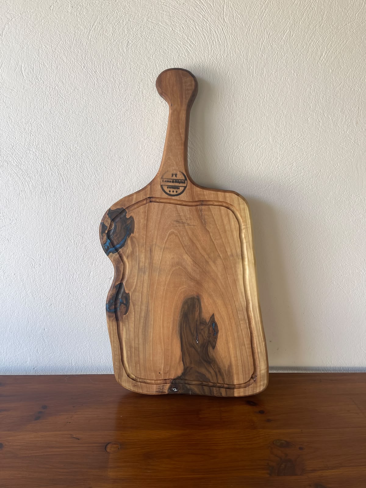 Tocător din Nuc cu Rășină Albastră și Albă – 65x31x3,5 cm - imagine 4