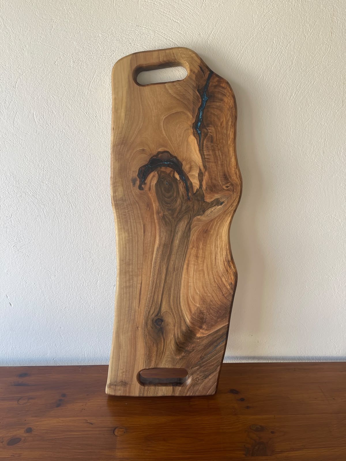Platou Servire din Nuc cu Shot-uri și Rășină Albastră – 78x28x3,5 cm - imagine 2