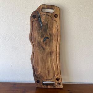 Platou Servire din Nuc cu Shot-uri și Rășină Albastră – 78x28x3,5 cm