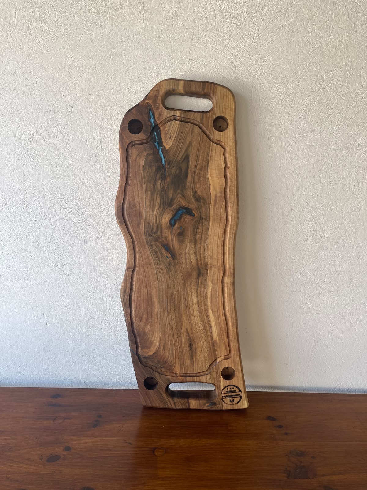 Platou Servire din Nuc cu Shot-uri și Rășină Albastră – 78x28x3,5 cm