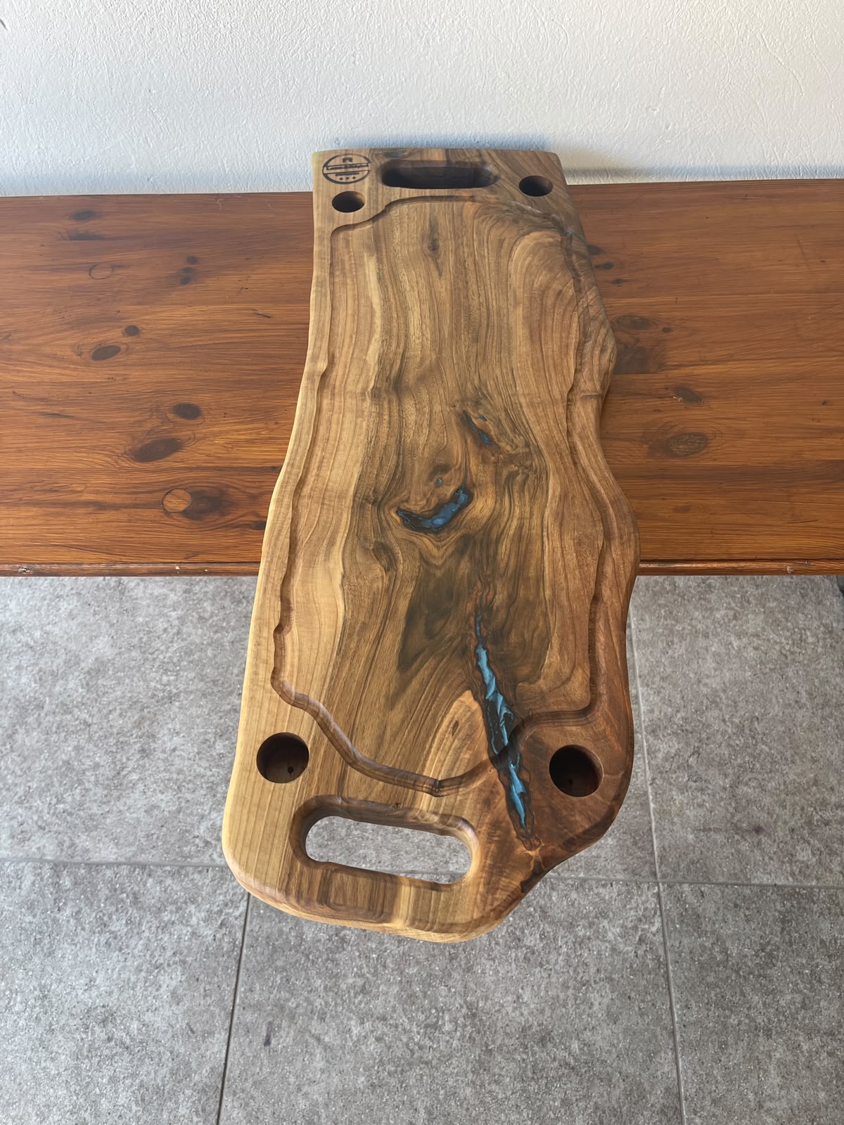 Platou Servire din Nuc cu Shot-uri și Rășină Albastră – 78x28x3,5 cm - imagine 3