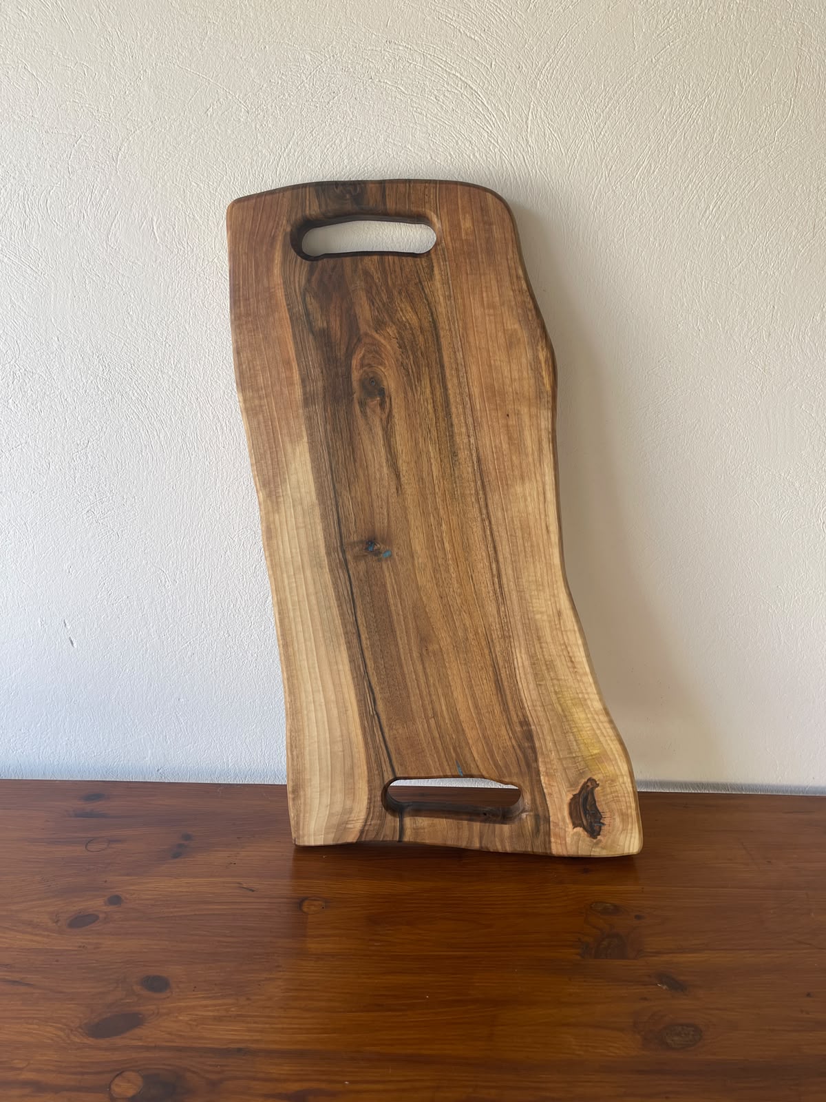 Platou Servire din Nuc cu 6 Shot-uri și Rășină Albastră – 72x33x3,5 cm - imagine 2
