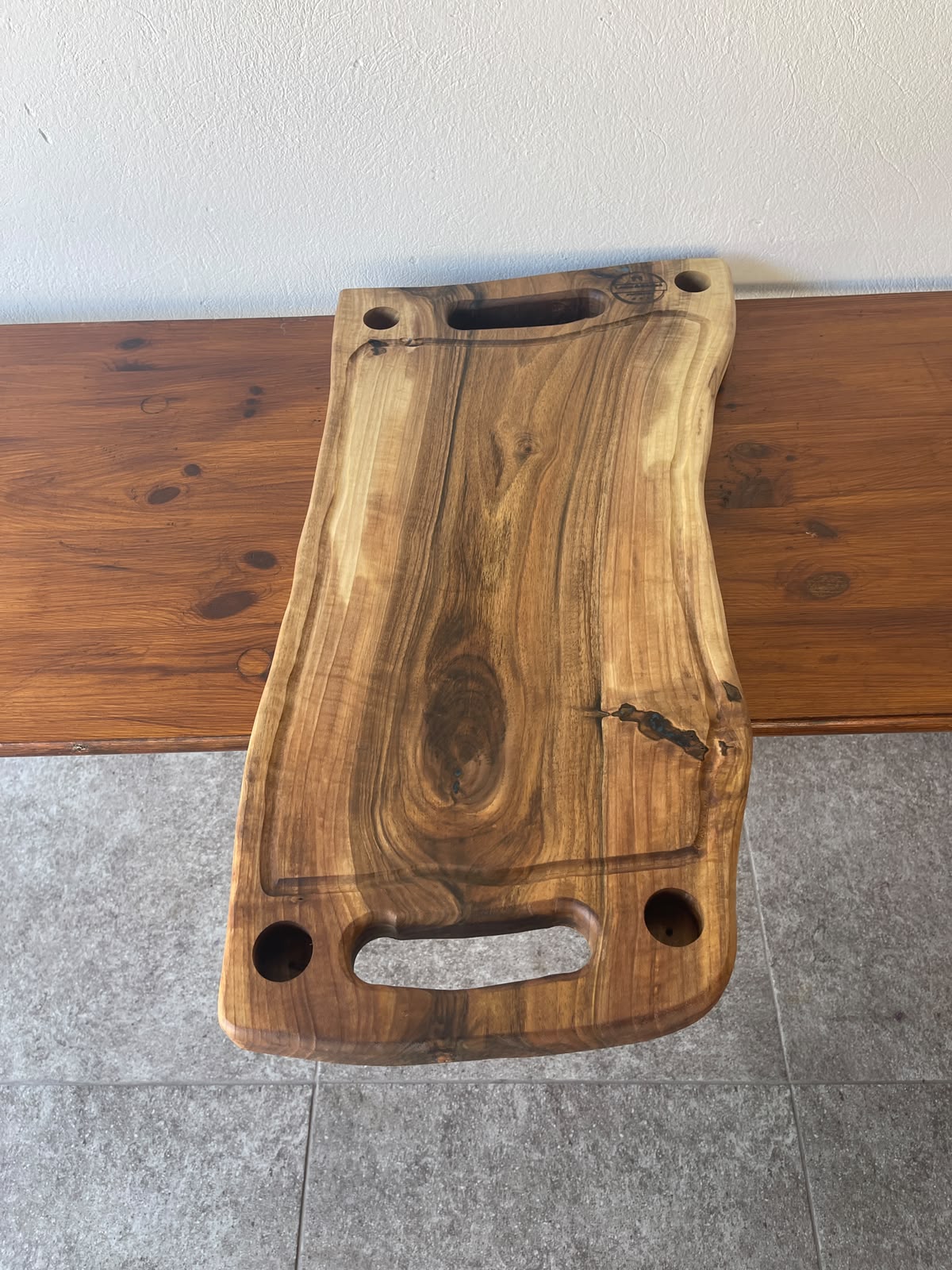 Platou Servire din Nuc cu 6 Shot-uri și Rășină Albastră – 72x33x3,5 cm - imagine 3