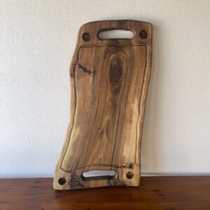 Platou Servire din Nuc cu 6 Shot-uri și Rășină Albastră – 72x33x3,5 cm
