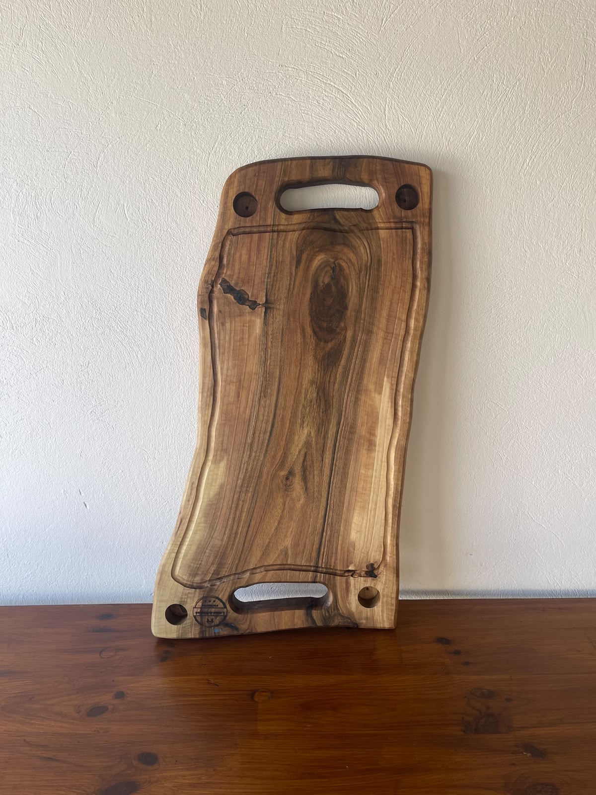 Platou Servire din Nuc cu 6 Shot-uri și Rășină Albastră – 72x33x3,5 cm