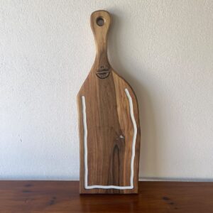 Tocător din Nuc cu Canal și Rășină Albă – 67x23x3,5 cm