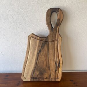 Tocător din Nuc cu Rășină Albastră și Formă Unicat – 56x29x3,5 cm