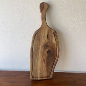 Tocător din Nuc cu Două Fețe și Rășină Roșie & Albastră – 68x26x3 cm