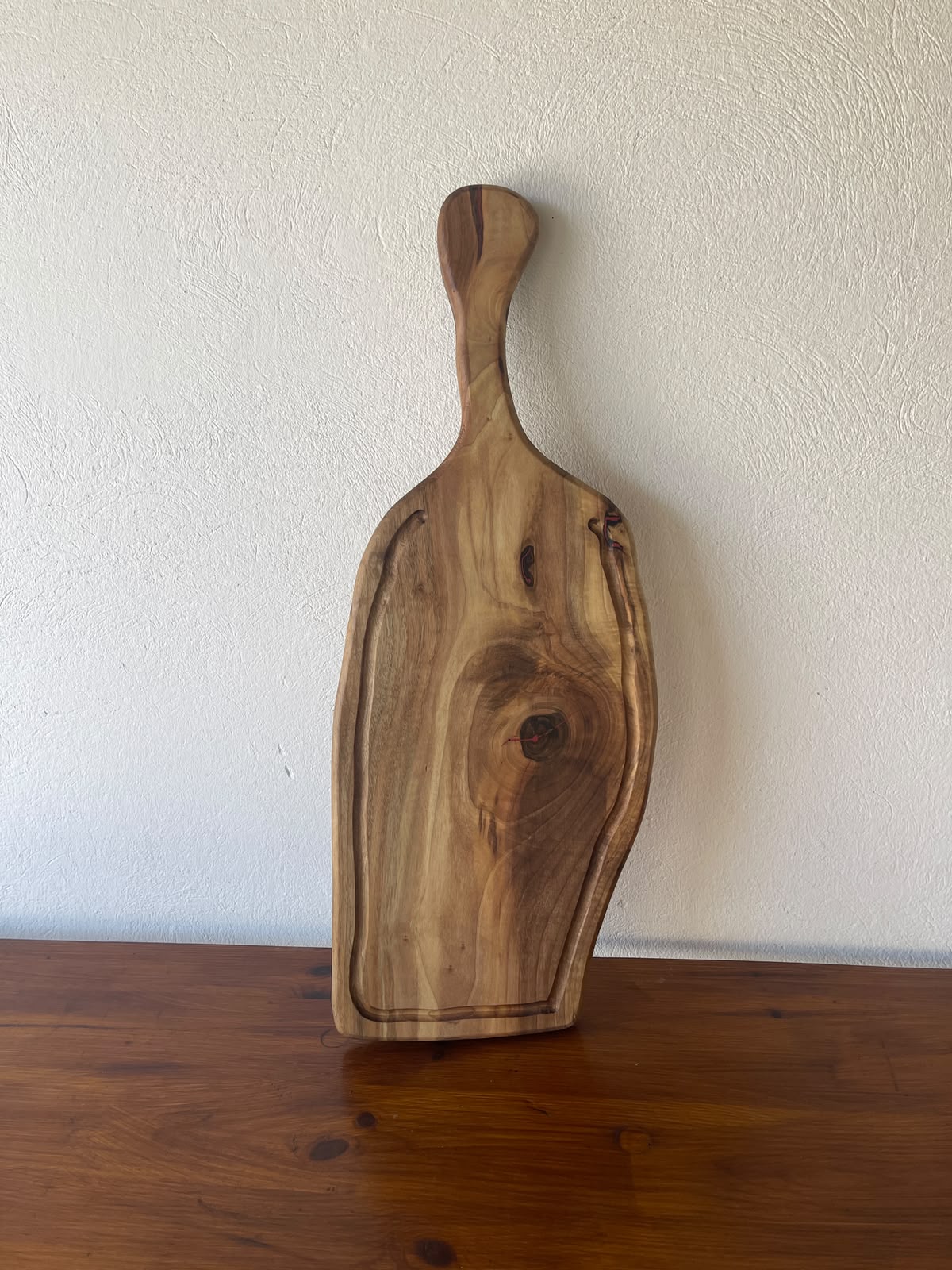 Tocător din Nuc cu Două Fețe și Rășină Roșie & Albastră – 68x26x3 cm
