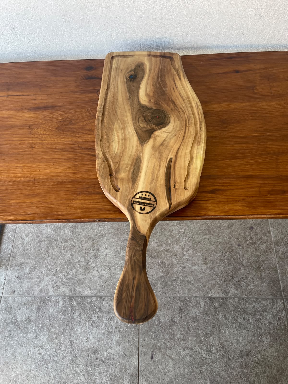 Tocător din Nuc cu Două Fețe și Rășină Roșie & Albastră – 68x26x3 cm - imagine 3