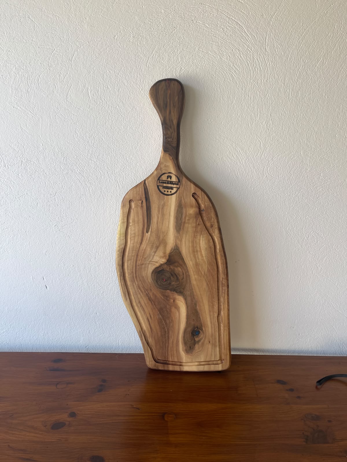 Tocător din Nuc cu Două Fețe și Rășină Roșie & Albastră – 68x26x3 cm - imagine 4