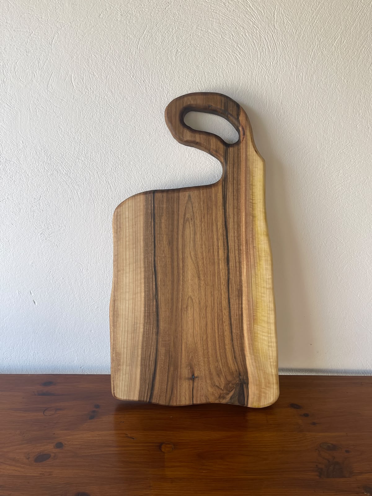 Tocător din Nuc cu 6 Shot-uri și Rășină Roșie – 63x33x3,5 cm - imagine 2