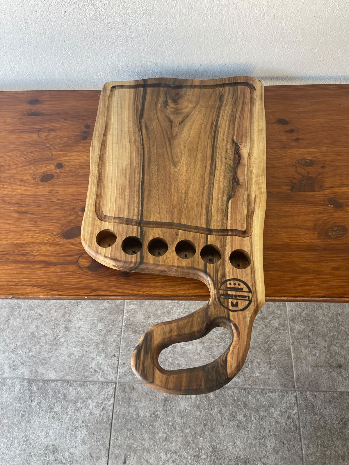 Tocător din Nuc cu 6 Shot-uri și Rășină Roșie – 63x33x3,5 cm - imagine 3