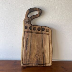 Tocător din Nuc cu 6 Shot-uri și Rășină Roșie – 63x33x3,5 cm
