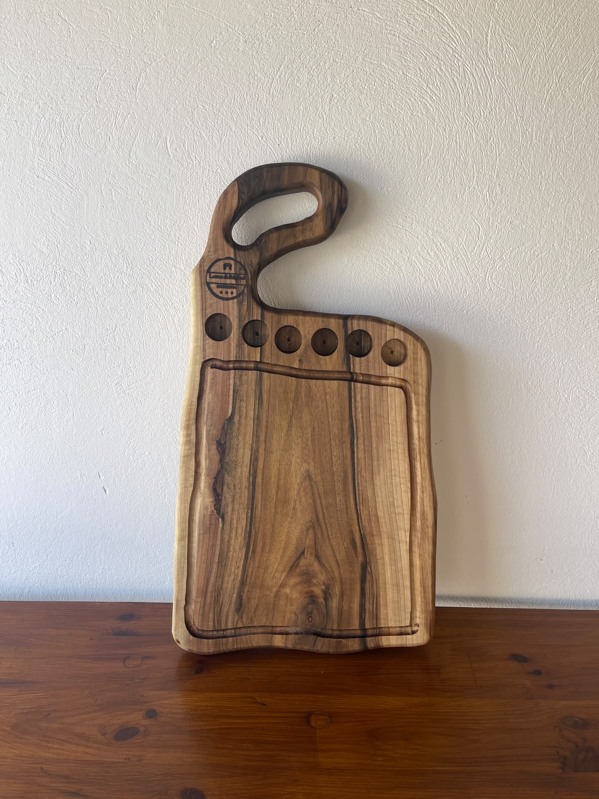 Tocător din Nuc cu 6 Shot-uri și Rășină Roșie – 63x33x3,5 cm