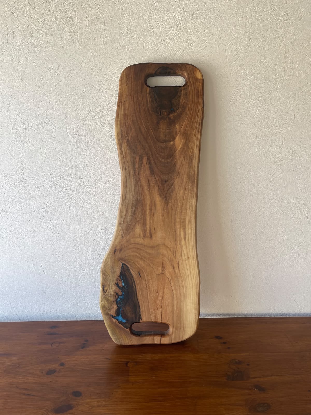 Platou Servire din Nuc cu 4 Shot-uri și Rășină Albastră – 83x27x3,5 cm - imagine 2