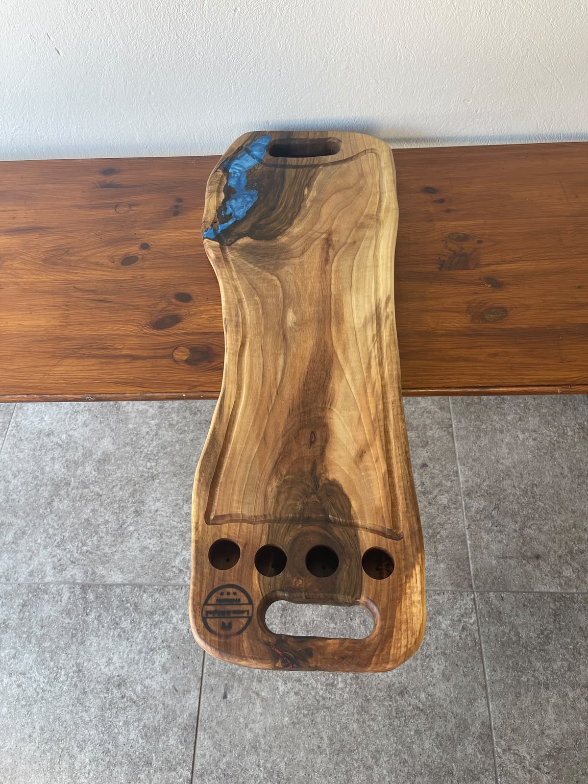 Platou Servire din Nuc cu 4 Shot-uri și Rășină Albastră – 83x27x3,5 cm - imagine 3