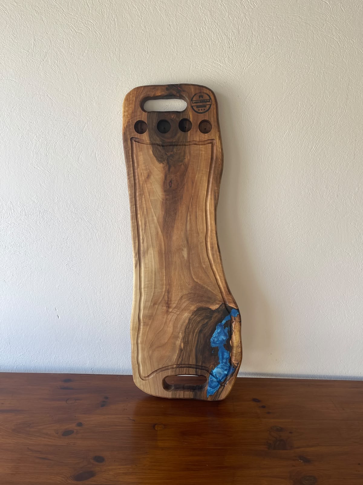 Platou Servire din Nuc cu 4 Shot-uri și Rășină Albastră – 83x27x3,5 cm - imagine 4