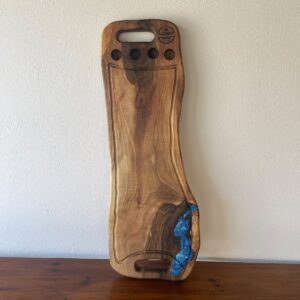Platou Servire din Nuc cu 4 Shot-uri și Rășină Albastră – 83x27x3,5 cm