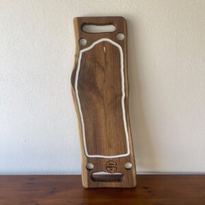 Platou Servire din Nuc cu 4 Shot-uri și Rășină Albă – 75x24x3,5 cm