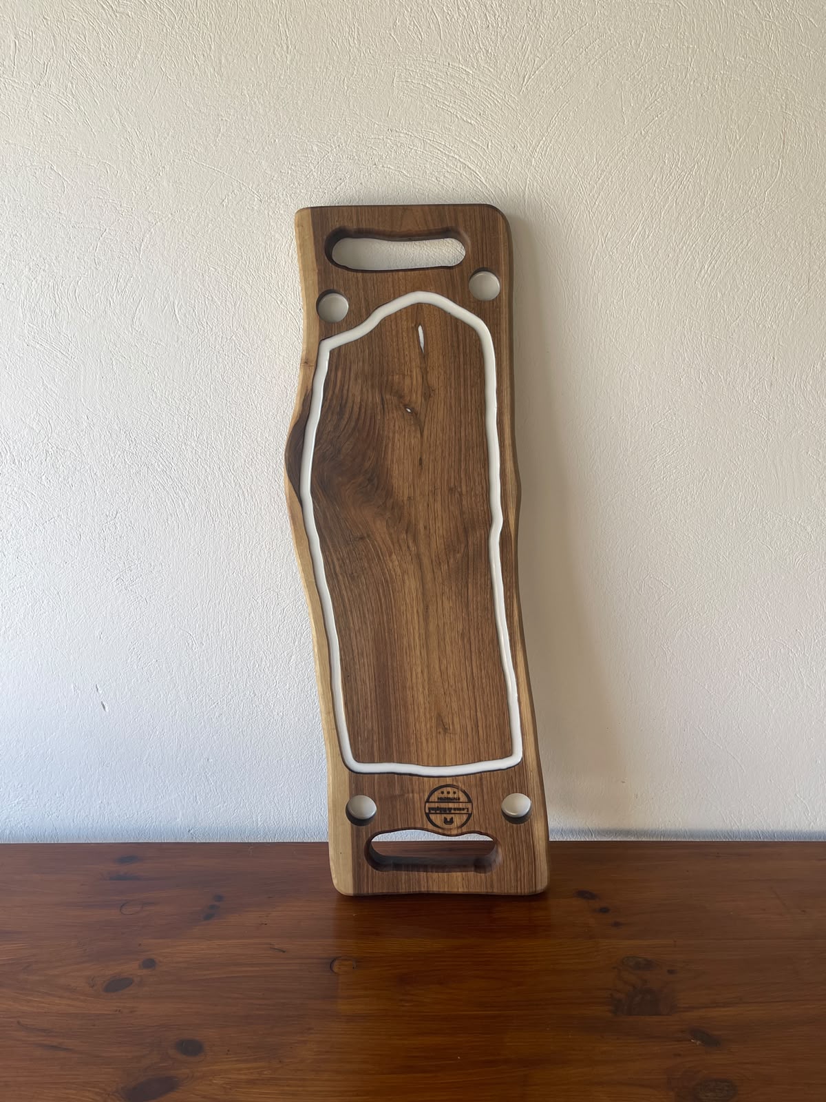 Platou Servire din Nuc cu 4 Shot-uri și Rășină Albă – 75x24x3,5 cm