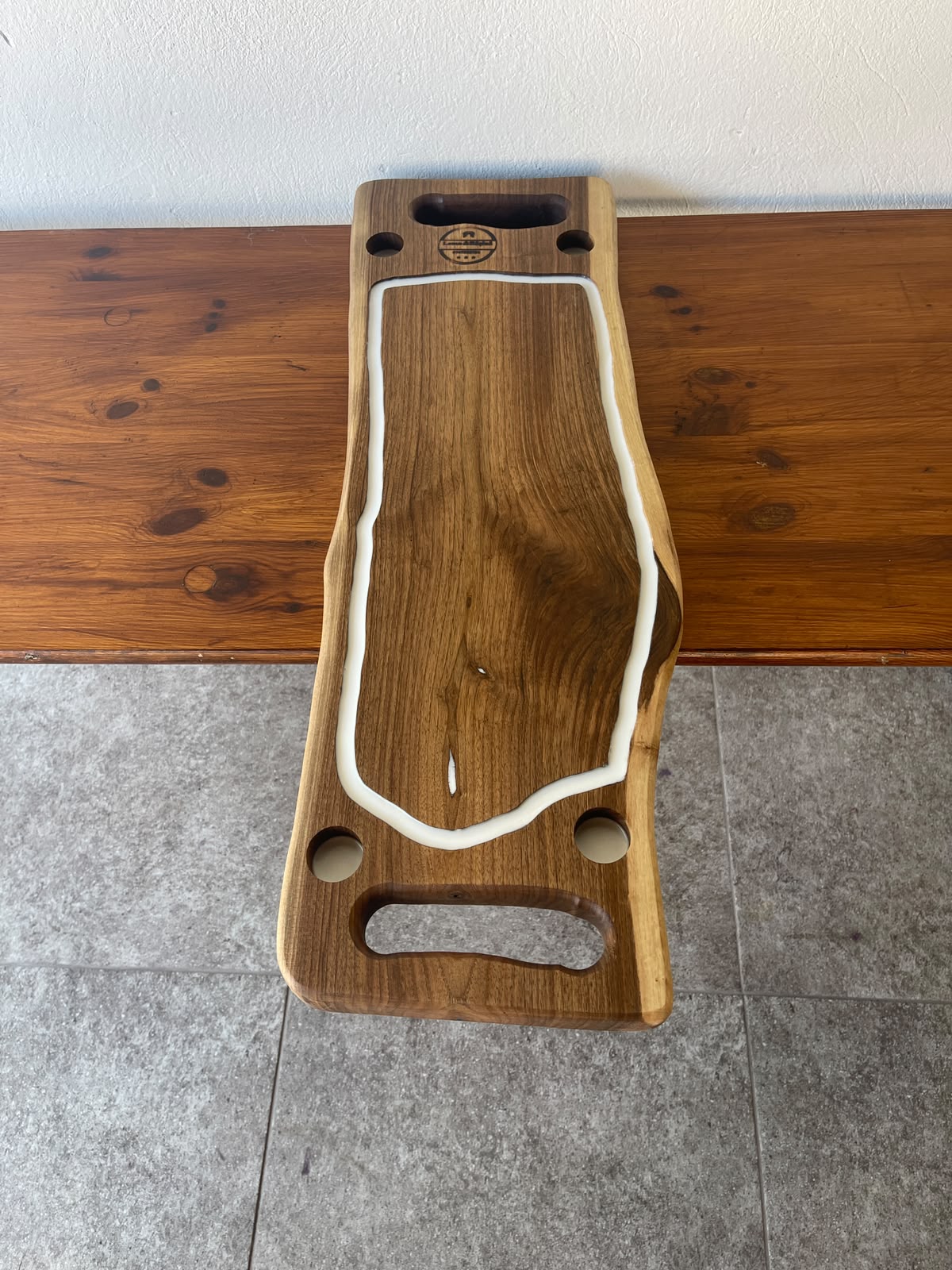 Platou Servire din Nuc cu 4 Shot-uri și Rășină Albă – 75x24x3,5 cm - imagine 4