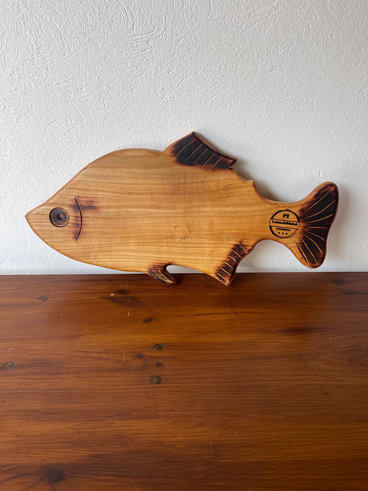 Platou din Lemn de Arin în Formă de Pește – 56x23 cm