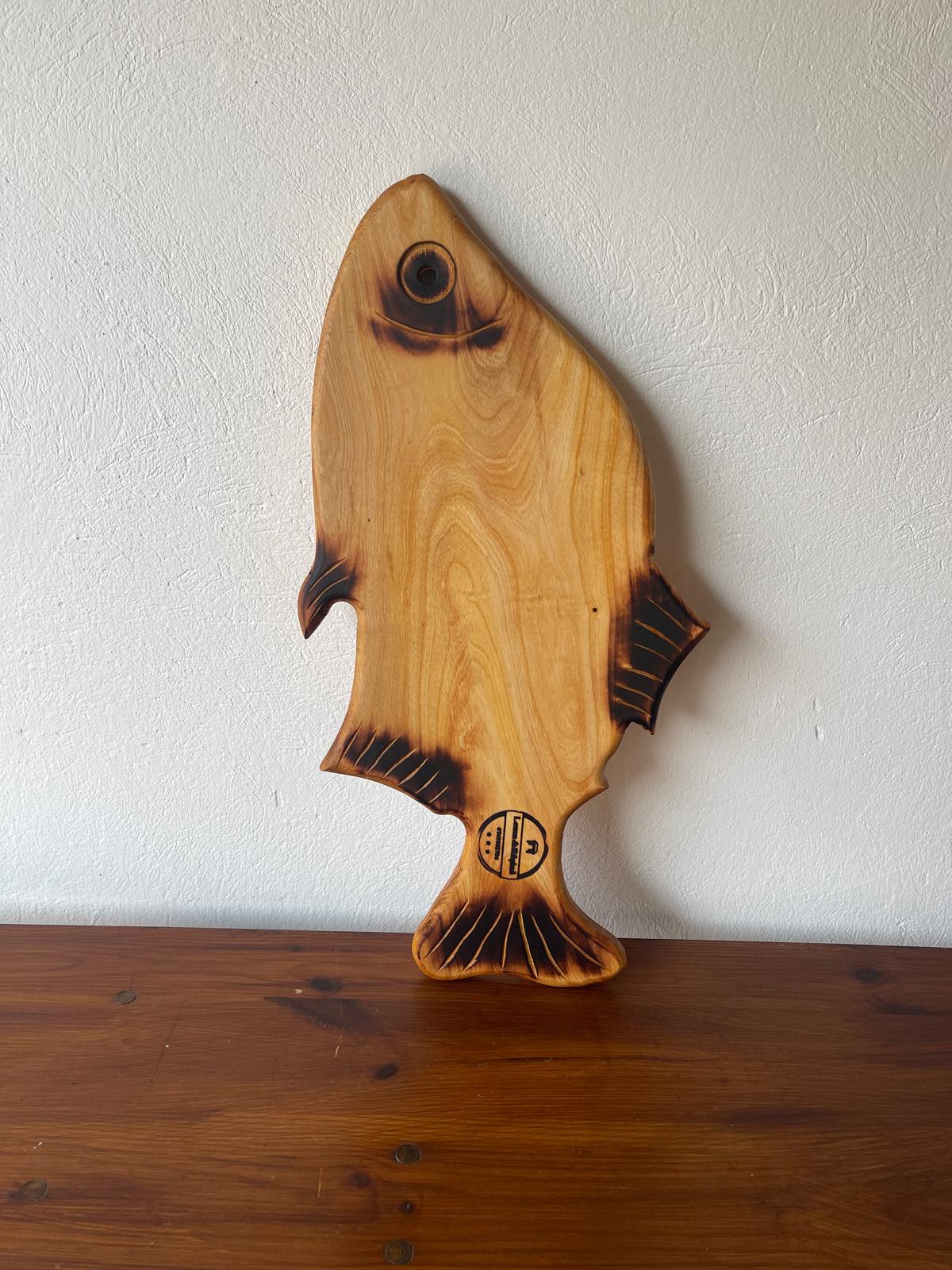 Platou din Lemn de Arin în Formă de Pește – 56x23 cm